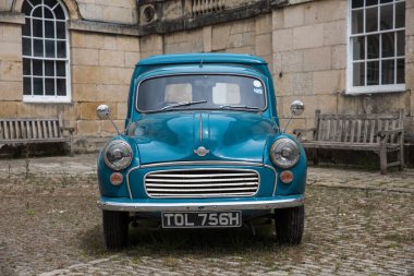 CASTLE HOWARD, YORKSHIRE, İngiltere 19 Mayıs 2020. Mavi, klasik bir Morris Minor Panel Minel Minel Minibüs.