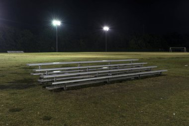 Gece boş futbol sahasının metal tribünde