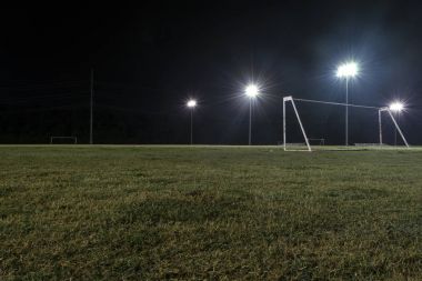 Düşük açılı gece fotoğraf hedef boş futbol sahası üzerinde