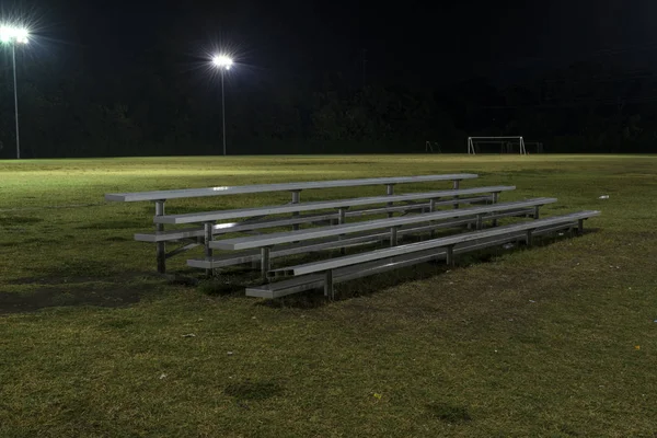 Gece boş futbol sahasının metal tribünde