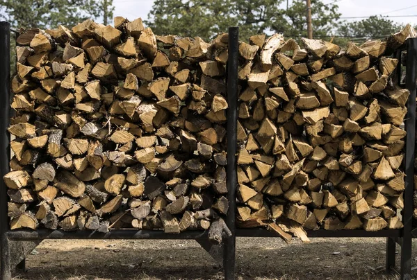 Brennholz geschnitten und in Regalen gestapelt zum Verkauf — Stockfoto