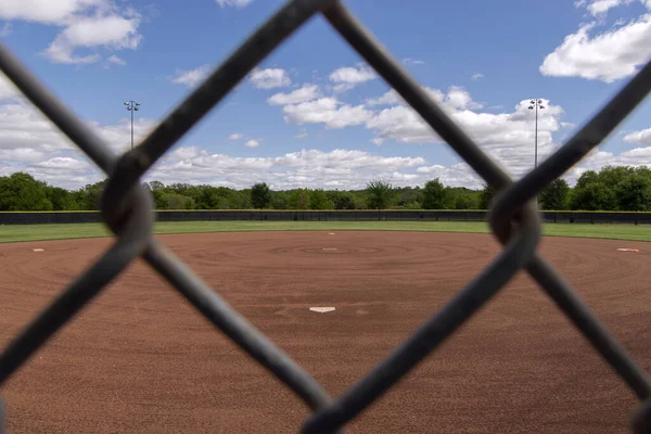 Tittar Över Baseballplan Från Bakom Hemplattan Genom Diamantformade Öppningarna Ett Stockbild