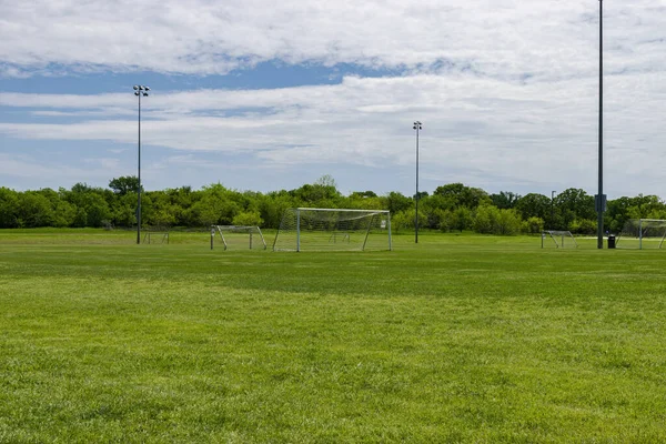 Campi Pratica Calcio Vuoti Con Gol Bianchi Pali Leggeri Erba — Foto Stock