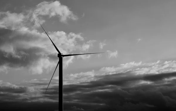 Wind turbine at dawn — Stock Photo, Image
