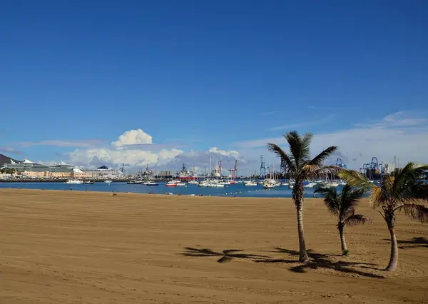 Playa y puerto de Alcaravaneras, Isla Gran Canaria — Foto de Stock