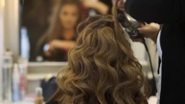 Elbise güzel kız bir güzellik salonu saç saç stilisti yapar
