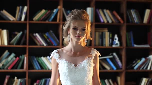 美丽年轻的新娘构成多莉慢动作 — 图库视频影像