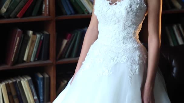 Красивая молодая невеста позирует куколке медленной съемки — стоковое видео