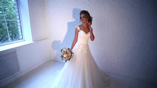 Gyönyörű fiatal menyasszony jelentő dolly lassú mozgás — Stock videók