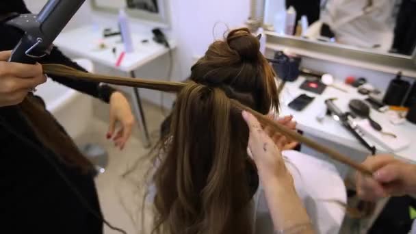 Friseur macht Haarkleid schöne Mädchen in einem Schönheitssalon — Stockvideo