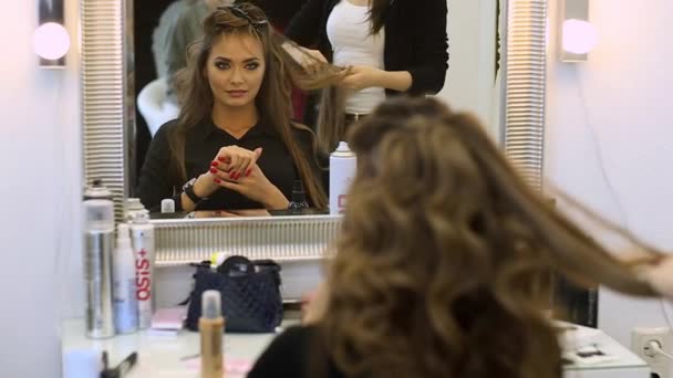 Elbise güzel kız bir güzellik salonu saç saç stilisti yapar — Stok video