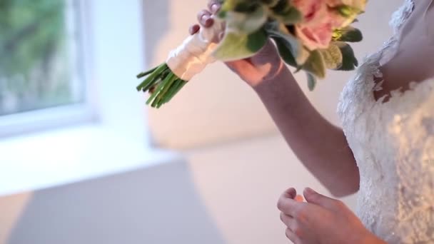 Vacker brudbukett i händerna på unga bruden — Stockvideo