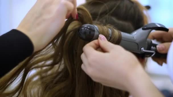 ヘアー スタイリストが髪の美容サロンで美しい少女のドレスを作る — ストック動画