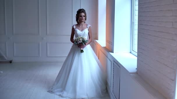 Bella giovane sposa posa dolly rallentatore — Video Stock