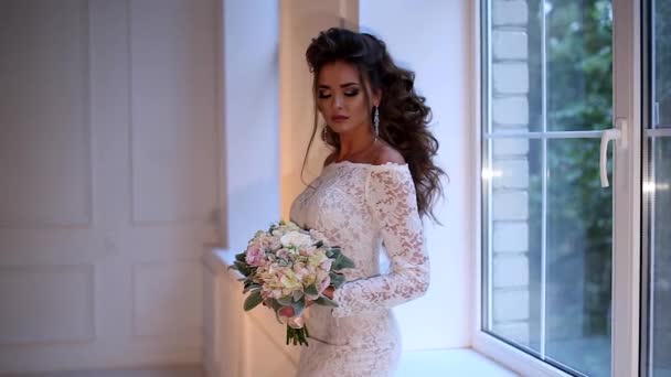 Beautiful young bride posing dolly slow motion — Stock Video