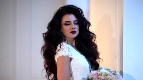Красивая молодая невеста позирует куколке медленной съемки — стоковое видео