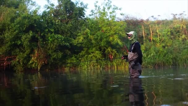 Pescatore va pesca a mosca nella nebbia del fiume mattina — Video Stock