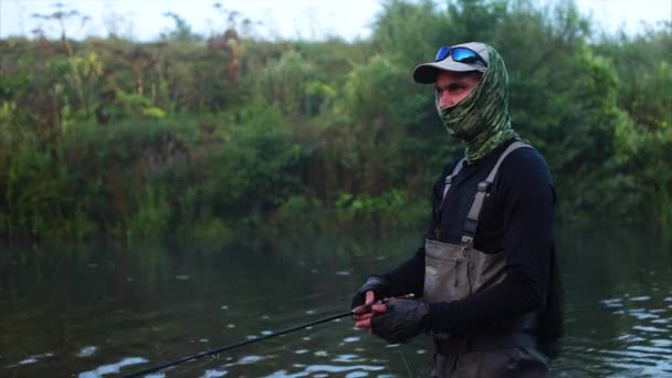 Pêcheur va pêche à la mouche dans le brouillard de la rivière matin — Video