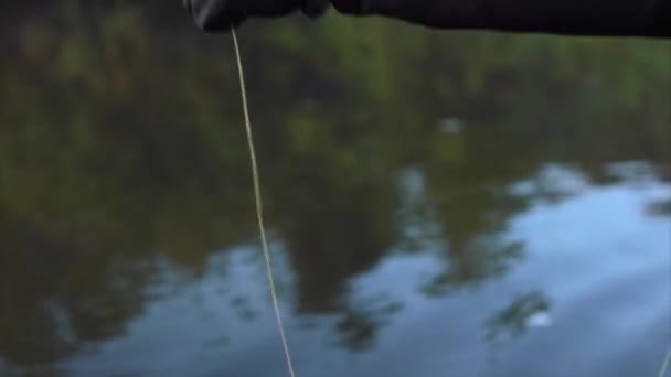 Pêcheur va pêche à la mouche dans la rivière matin — Video