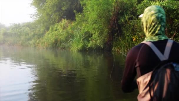 Pescador va a pescar con mosca en el río mañana — Vídeo de stock