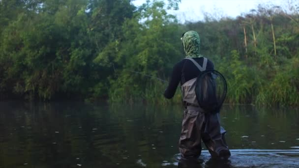 Pescador va a pescar con mosca en el río mañana — Vídeos de Stock