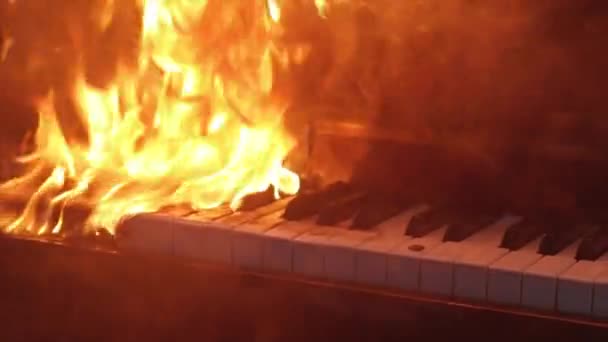 Piano in fiamme strumento musicale — Video Stock