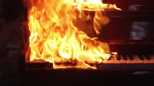 Instrumento musical de piano en llamas — Vídeo de stock