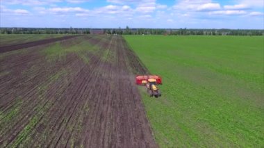 Tarım alanı ve traktör