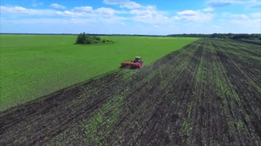 Tarım alanı ve traktör