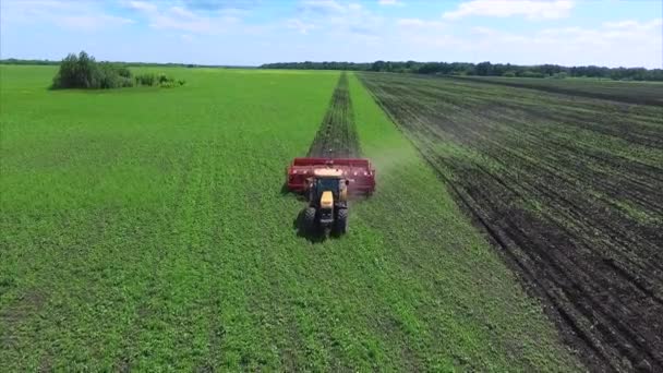 Pole rolnictwo i ciągnika — Wideo stockowe