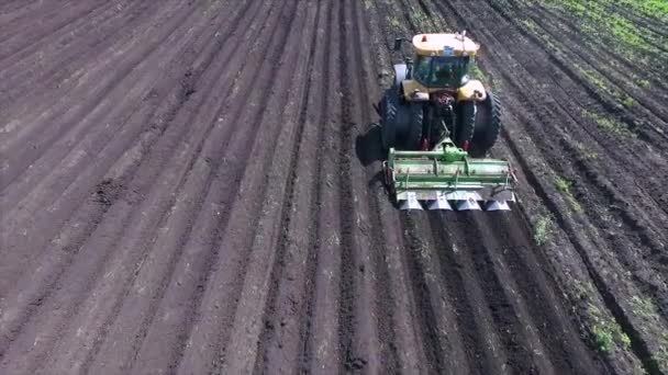 Bidang pertanian dan traktor — Stok Video