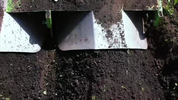 Landbouw tractor zaaien van planten — Stockvideo