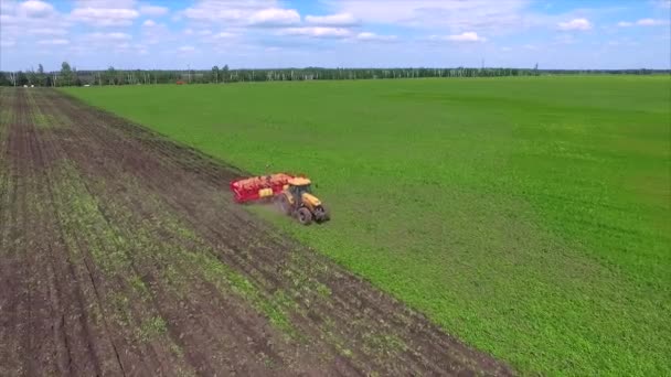 Campo agrícola e trator — Vídeo de Stock