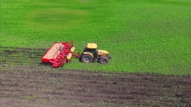 Tarım alanı ve traktör