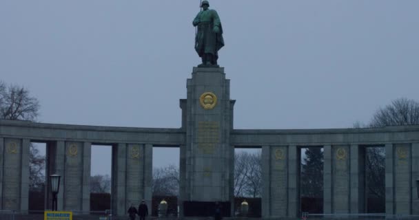 Detalhe arquitetônico do Memorial da Guerra Soviética em Treptower Park, no centro de Berlim. Tanque russo da Segunda Guerra Mundial — Vídeo de Stock
