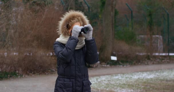 Jovem bela fotógrafa menina tirando fotos com câmera — Vídeo de Stock