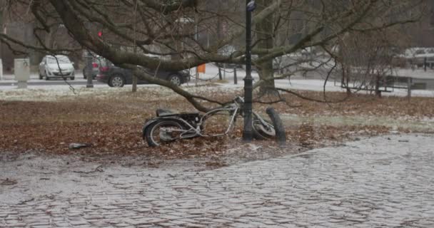 Roto olvidada barandilla de motocicletas en Berlín invierno — Vídeo de stock