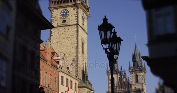 Vista de la antigua iglesia torre en la plaza principal de Praga cámara lenta — Vídeos de Stock