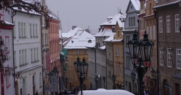 Una vista de invierno Praga calle cámara lenta — Vídeos de Stock