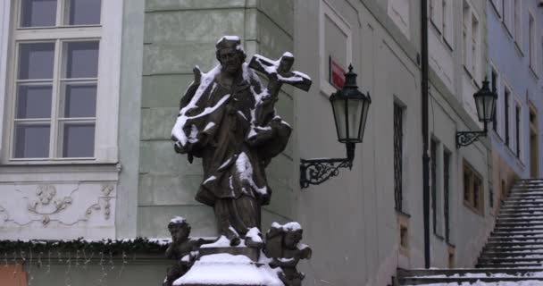 Una vista de invierno Praga calle cámara lenta — Vídeos de Stock