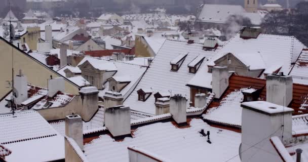 Telhados de Praga no inverno. Dia nevadoVista turística para a rua da Praga . — Vídeo de Stock