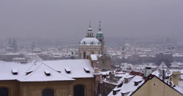 冬のプラハの屋根の上。プラハの街に雪の daytouristic ビュー. — ストック動画