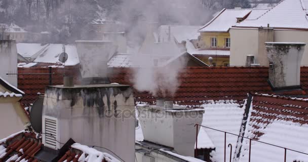 겨울에는 프라하의 지붕 꼭대기입니다. 프라하의 거리를 눈 덮인 daytouristic 보기. — 비디오