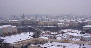 Kış Prag sokak ağır çekim bir görünümünü