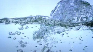 ağır çekimde derinliklerinden yükselen su kabarcıkları.