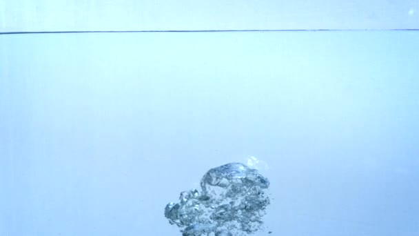 Пузырьки воды, поднимающиеся из глубин в замедленной съемке . — стоковое видео