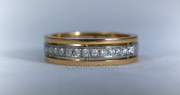 Diamantene Hochzeit Goldener Ring Makroschuss. Lichtdurchlässigkeit auf Ringen. — Stockvideo