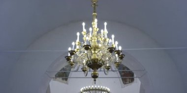 Ortodoks rahip ile birlikte Rus Kilisesi Hıristiyanlar dua okur