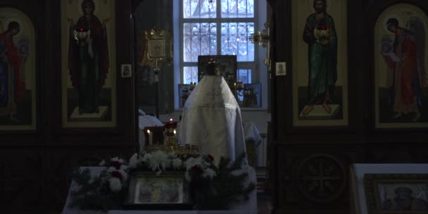 Orthodoxe priester leest gebed samen met christenen in de Russische kerk — Stockvideo