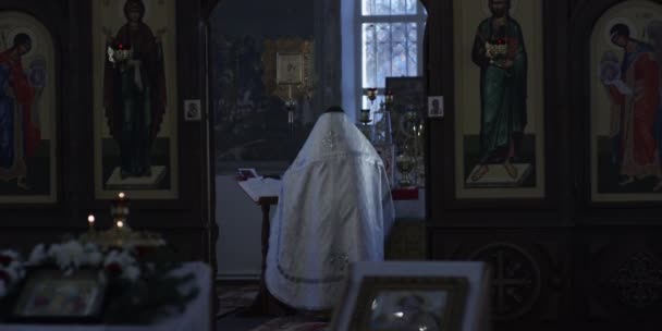 Ορθόδοξος ιερέας διαβάζει την προσευχή μαζί με τους Χριστιανούς σε Εκκλησία της Ρωσίας — Αρχείο Βίντεο